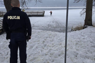 Pies wbiegł na lód, a on ruszył za nim. 64-latek topił się w lodowatej wodzie!