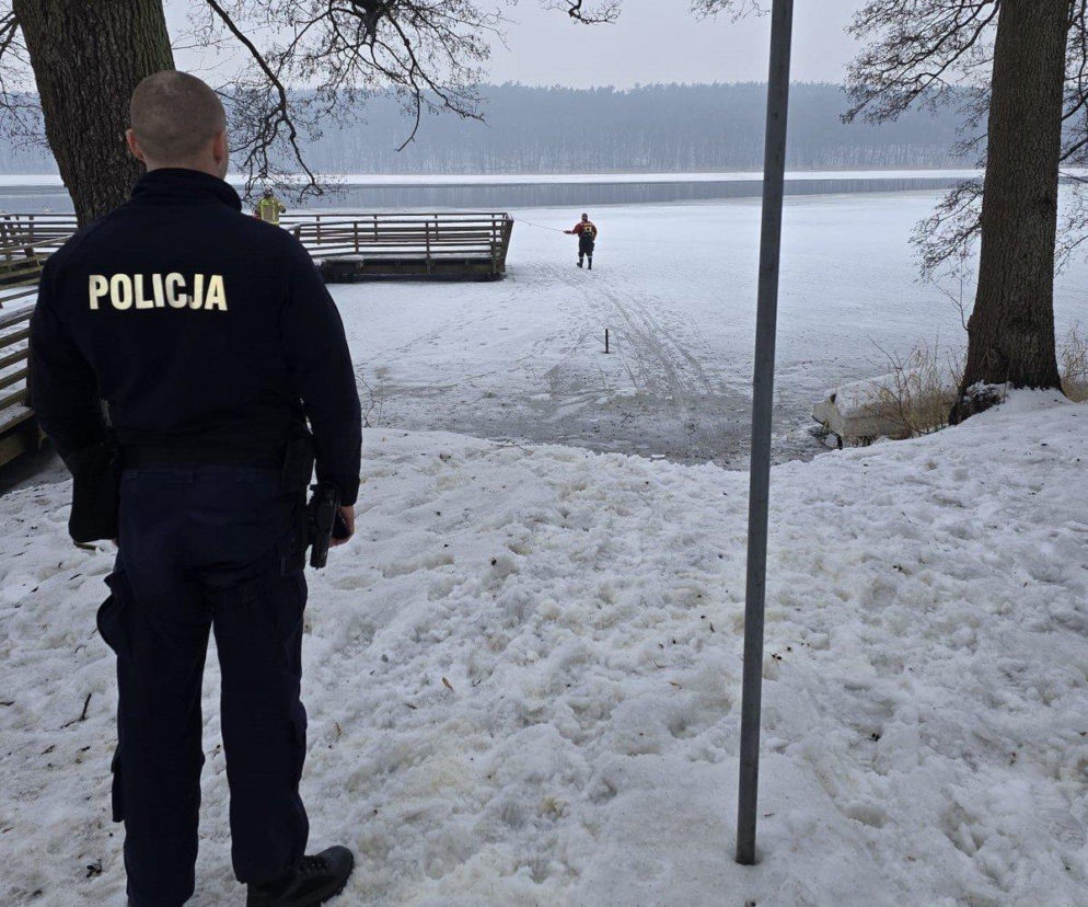 Pies wbiegł na lód, a on ruszył za nim. 64-latek topił się w lodowatej wodzie!