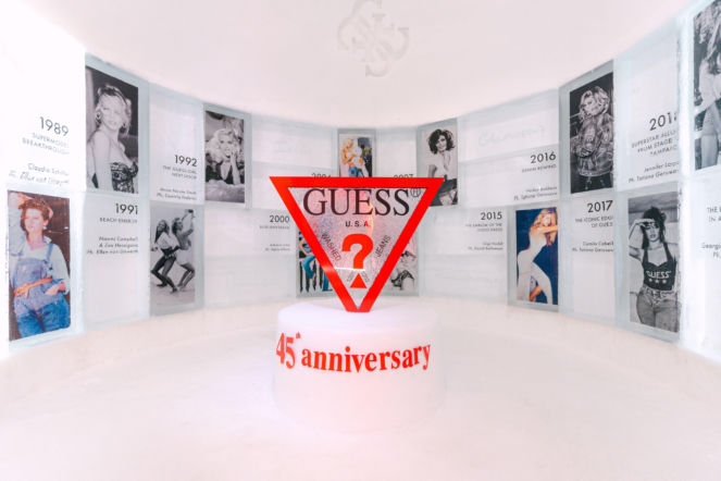 GUESS maluje Alpy na czerwono: zimowe przejęcia powracają