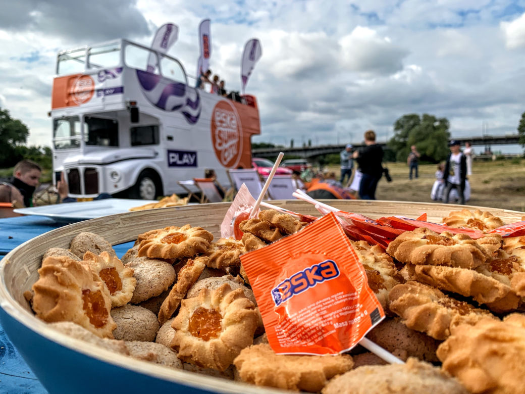 Ekipa Eska Summer City i imprezowy BUS Eski pojawili się na plaży miejskiej ZAGRO Rataje