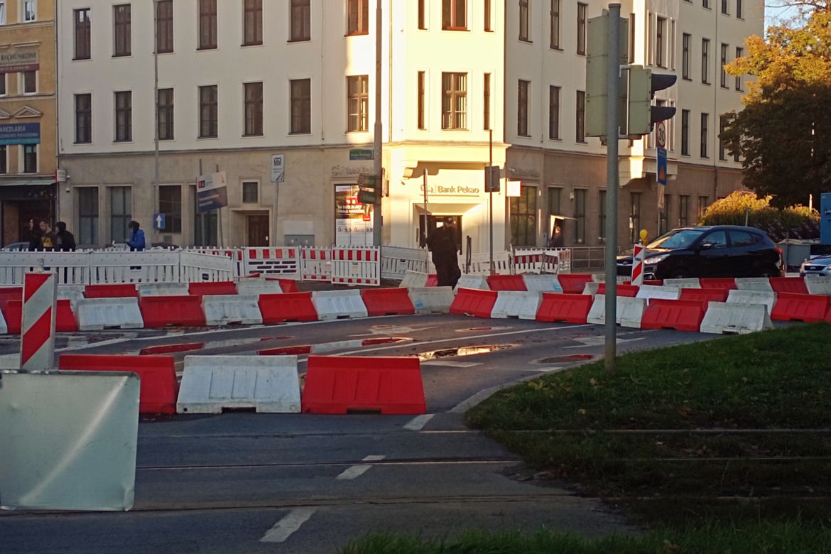 Utrudnienia na placu Zwycięstwa i Bramie Portowej
