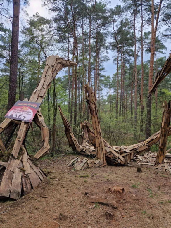 Leszy, słowiański strażnik lasu, padł. Powaliła go wichura podczas burzy. Wcześniej strzegł Puszczy Bydgoskiej
