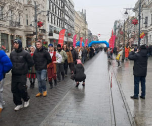 Polonez dla Łodzi. Taneczny korowód maturzystów przeszedł ulicą Piotrkowską
