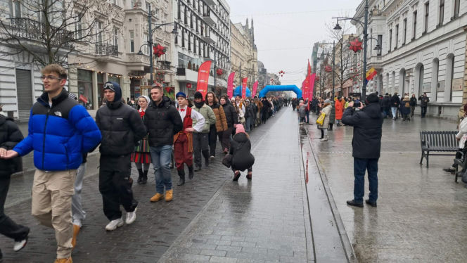Polonez dla Łodzi. Taneczny korowód maturzystów przeszedł ulicą Piotrkowską