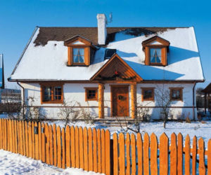 Lukarny w budynku o tradycyjnej architekturze