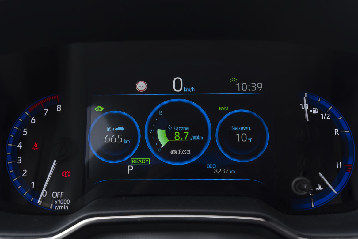 Toyota Corolla GR Sport 2.0 Hybrid Dynamic Force 184 KM e-CVT vs. Volkswagen Golf 8 1.5 eTSI 150 KM Style DSG7