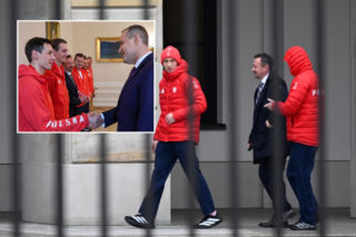 Kacper Tomasiak i Paweł Wąsek odwiedzili Karola Nawrockiego. Tajemniczy prezent, są zdjęcia