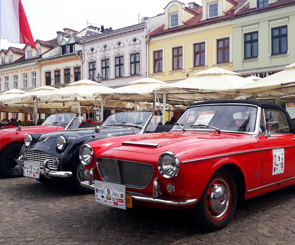 XX Podkarpacki Rajd Pojazdów Zabytkowych - konkurs elegancji na Rynku w Rzeszowie