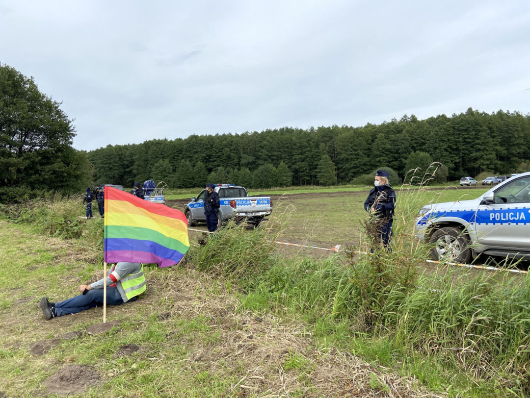 Usnarz Górny. Policyjny kordon odgradza aktywistów od koczowiska imigrantów