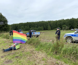 Usnarz Górny. Policyjny kordon odgradza aktywistów od koczowiska imigrantów