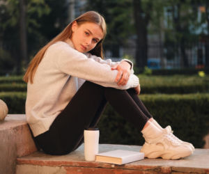 Zima to nie powód, by żegnać się ze sneakersami. Zobacz, jak nosić je w chłodne dni i wyglądać świetnie 