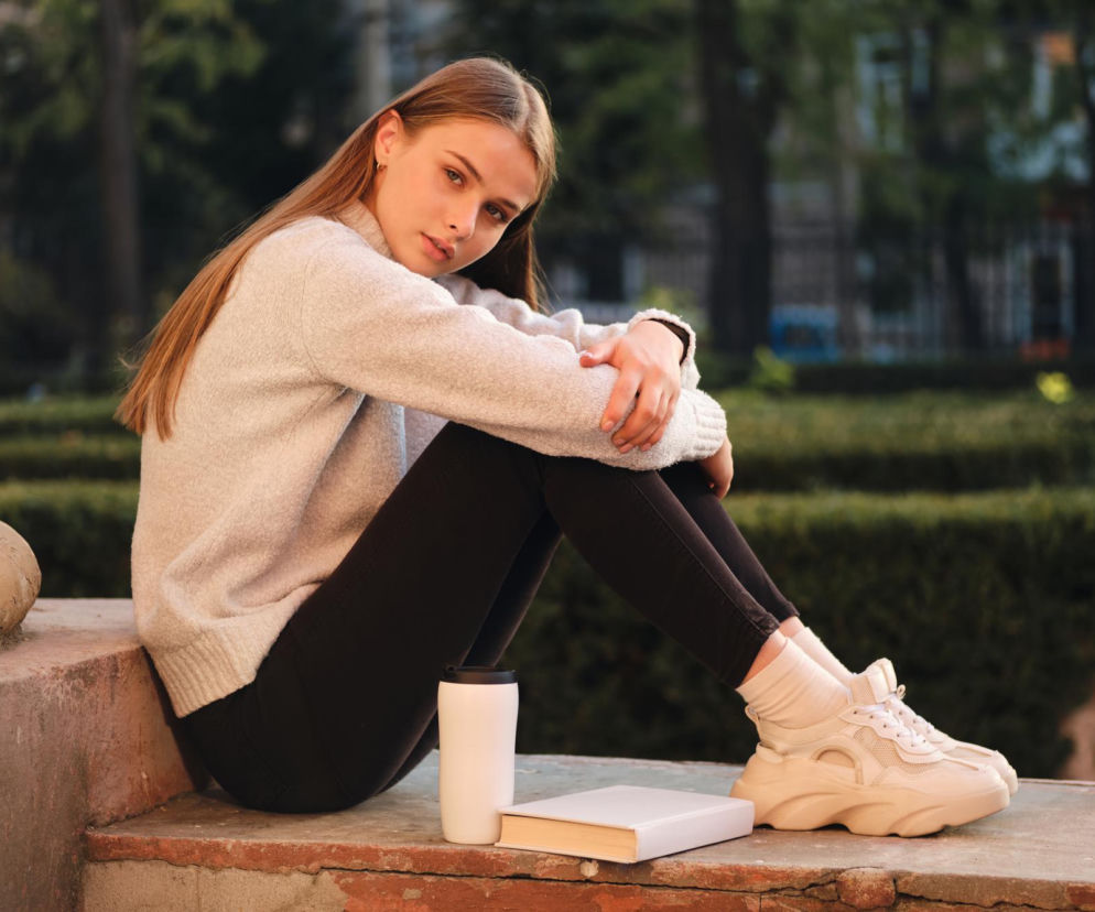 Zima to nie powód, by żegnać się ze sneakersami. Zobacz, jak nosić je w chłodne dni i wyglądać świetnie 