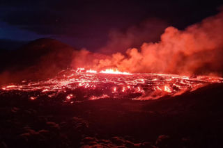 Erupcja wulkanu przy lotnisku: W powietrzu trujące gazy! Loty zostaną odwołane? [WIDEO, ZDJĘCIA]