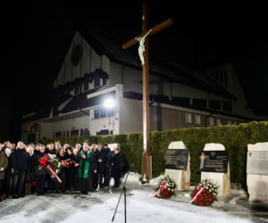 Jarosław Kaczyński w Starachowicach – Hołd dla Matki i Refleksje o Polsce