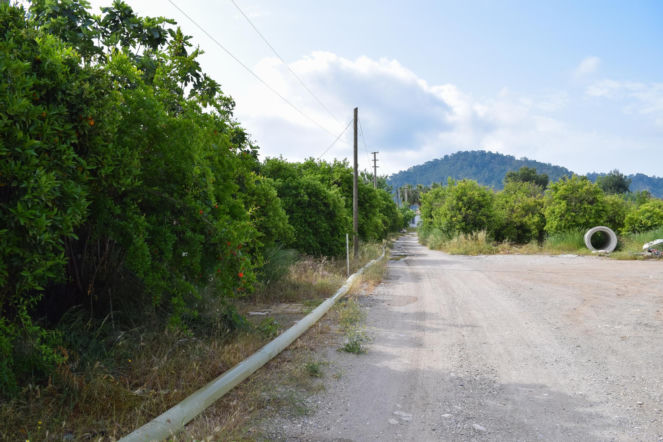 Teren zielony z drogą, linią elektryczną oraz rurociągiem