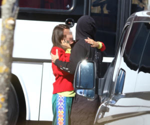 Maciej Musiał nad morzem z deską