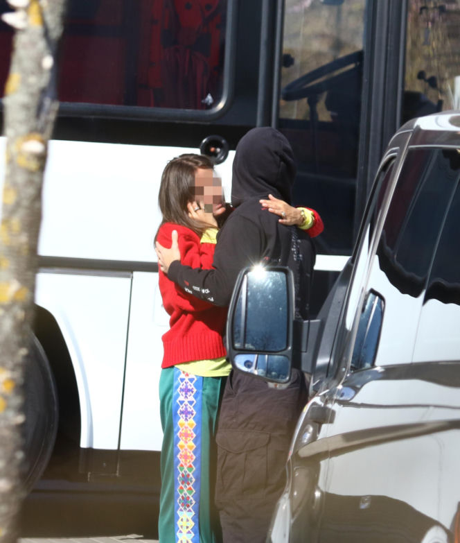 Maciej Musiał nad morzem z deską