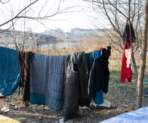 Ich dom to namiot w rezerwacie. Jak Paweł, Agnieszka i Zbyszek zorganizowali życie w cieniu mostu?