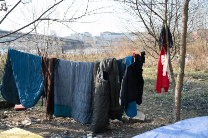 Ich dom to namiot w rezerwacie. Jak Paweł, Agnieszka i Zbyszek zorganizowali życie w cieniu mostu?