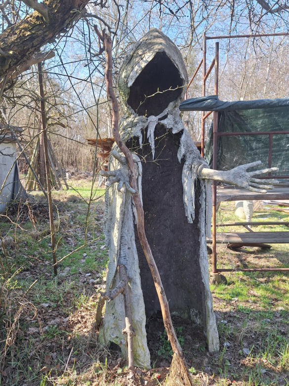 Surrealistyczne rzeźby zdobią ogród. Budzą niepokój i ciekawość