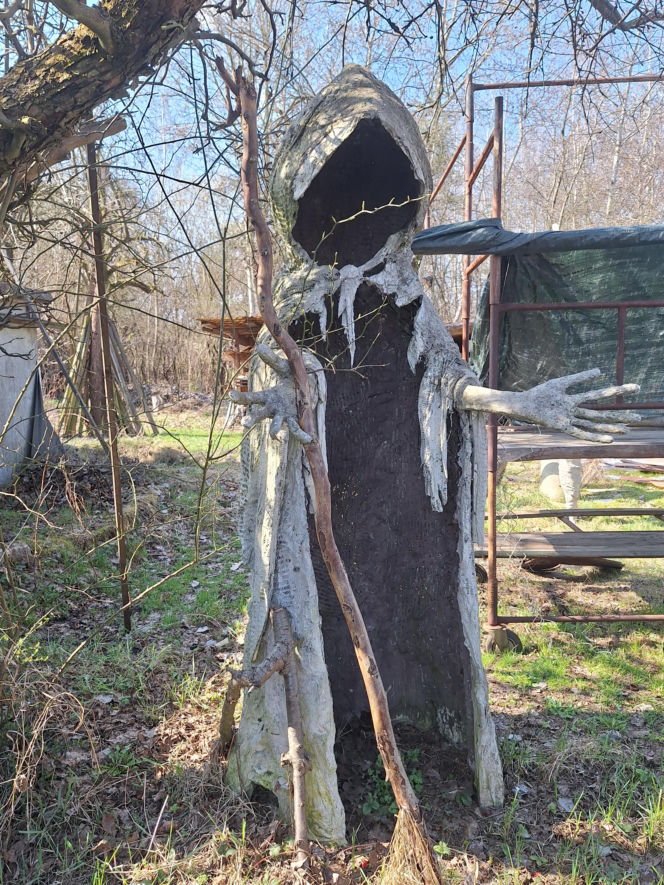 Surrealistyczne rzeźby zdobią ogród. Budzą niepokój i ciekawość