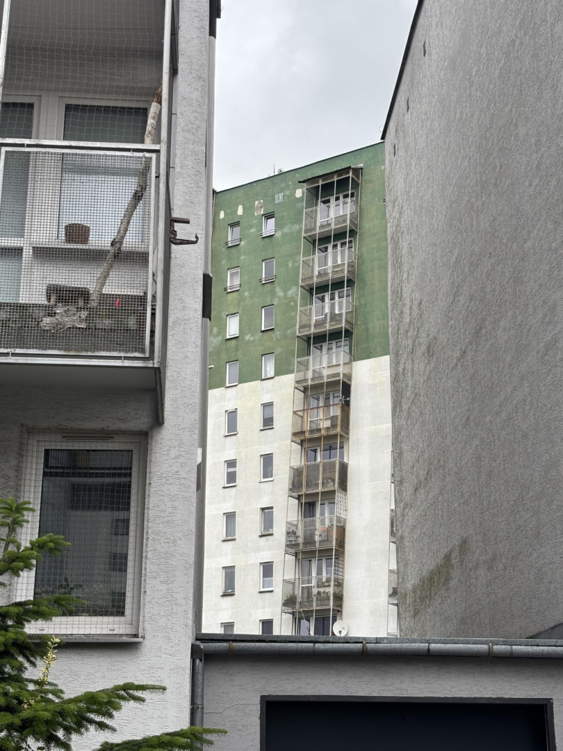 Krzywe balkony przy ul. G. Zapolskiej 42 w Krakowie