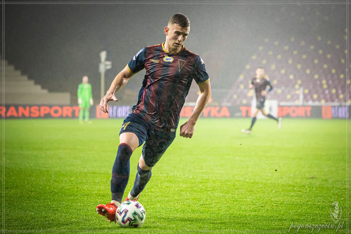 Kacper Kozłowski w objęciach brunetki
