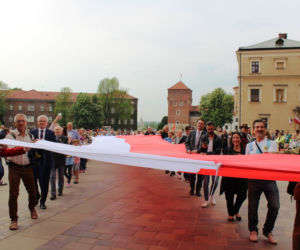 Od Bramy Floriańskiej do Wawelu: Kraków pobił rekord na najdłuższą flagę Polski! [ZDJĘCIA]