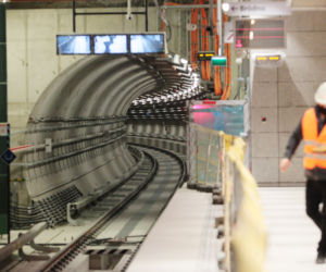 Tygrysie ściany w metrze na Targówku