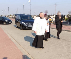 Tłumy na pogrzebie trójki zamordowanych chłopców i morze łez na wspólnym grobie