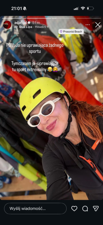 Wakacyjna stylizacja przykuwa uwagę. Wielka gwiazda w bikini jak rybka w siatce