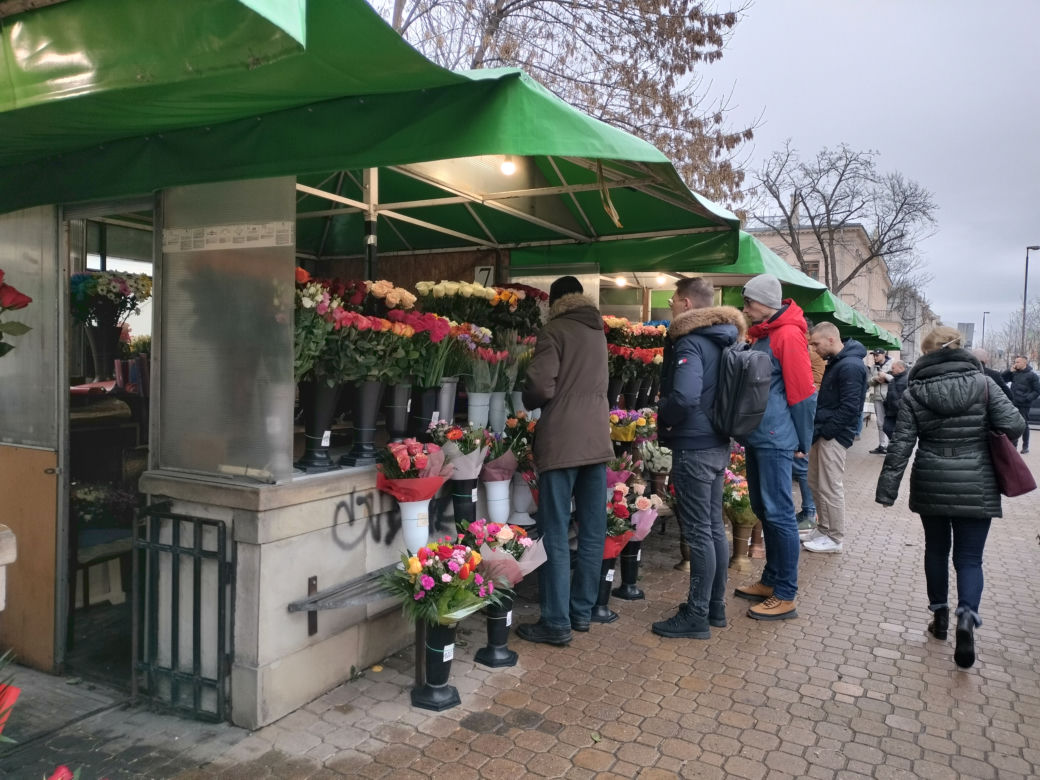 W Lublinie przed stoiskami z kwiatami długie kolejki. Sprawdziliśmy, jakie są ceny