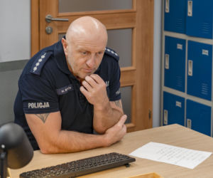 Policjantki i Policjanci, odcinek 1387: makabryczne odkrycie w busie prowadzi policjantów na plan horroru, gdzie fikcja miesza się z przerażającą rzeczywistością