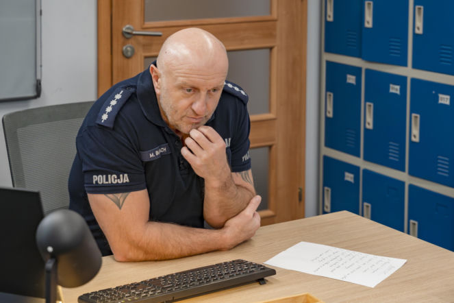 Policjantki i Policjanci, odcinek 1407: spokojny wieczór Białacha i Oli zostaje zakłócony przez wizytę Górala, któremu towarzyszą Tamara i Nadzieja