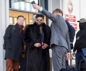 Krzysztof Rutkowski w futrze w sądzie