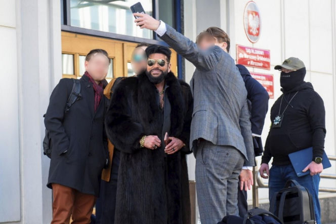 Krzysztof Rutkowski w futrze w sądzie