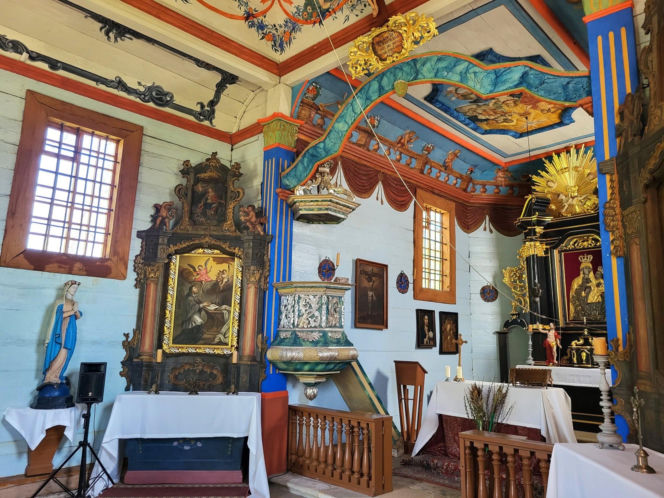 Tokarnia. Sercem i najbardziej widowiskowym punktem muzeum jest modrzewiowy kościół z Rogowa