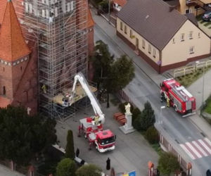 Pijany wszedł na wieżę kościoła. Ściągnęli go strażacy