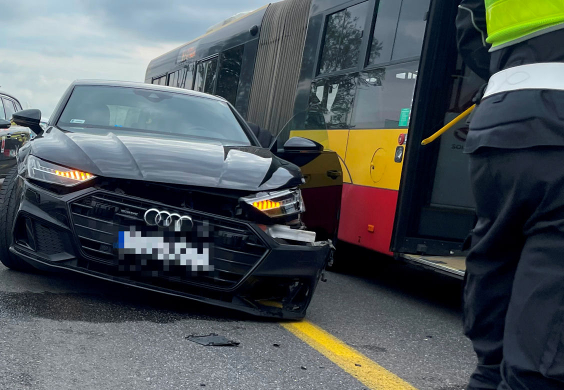 Znany zawodnik MMA miał wypadek. Huknął swoim audi w autobus! 