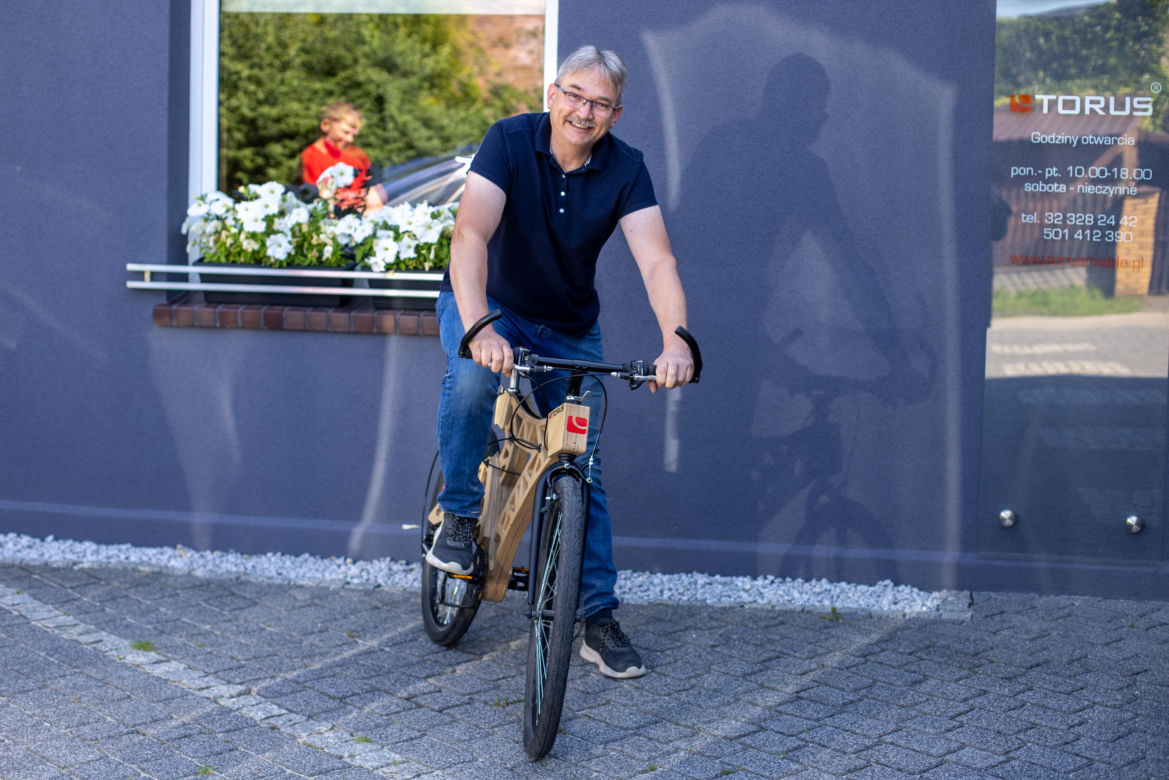 Niekonwencjonalna rama roweru ze sklejki. Stworzyli ją 18-latkowie z Tychów