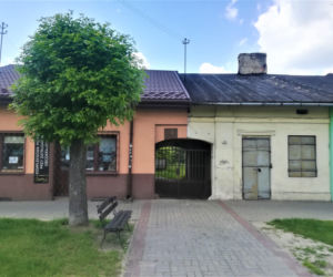 To jedno z najpiękniejszych miast w woj. łódzkim. Rośnie w nim dąb, pod którym miał odpoczywać Napoleon