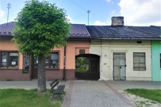 To jedno z najpiękniejszych miast w woj. łódzkim. Rośnie w nim dąb, pod którym miał odpoczywać Napoleon