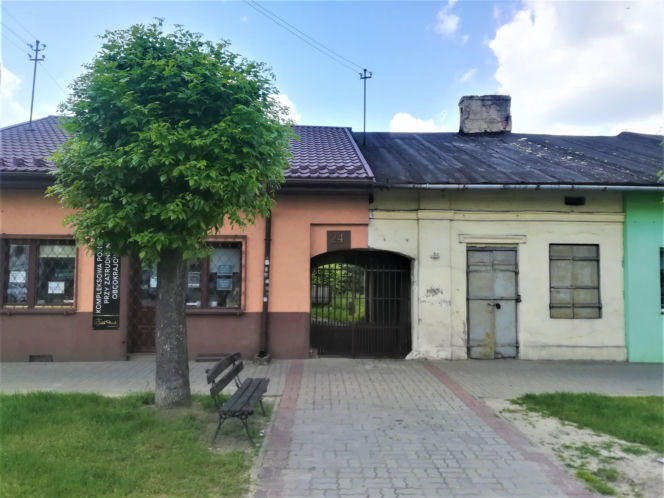 To jedno z najpiękniejszych miast w woj. łódzkim. Rośnie w nim dąb, pod którym miał odpoczywać Napoleon