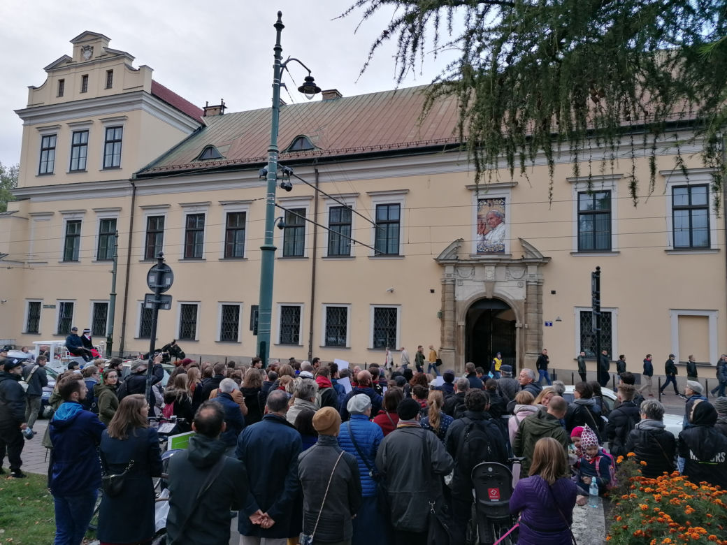 Protest przed krakowską kurią