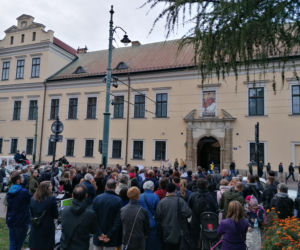 Protest przed krakowską kurią