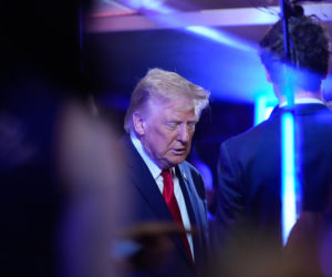 Wygwizdali Trumpa na meczu w Nowym Jorku. Potem zasnął na trybunach
