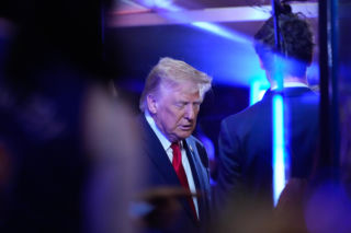Wygwizdali Trumpa na meczu transmitowanym na cały świat. Potem zasnął na trybunach