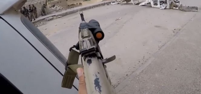 Polak walczy z ISIS i śpiewa Orła cień! Niesamowite VIDEO 