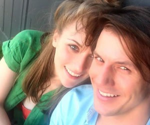 Barwy szczęścia. Ksiądz Tadeusz (Jakub Mróz), Renata (Anna Mrozowska)