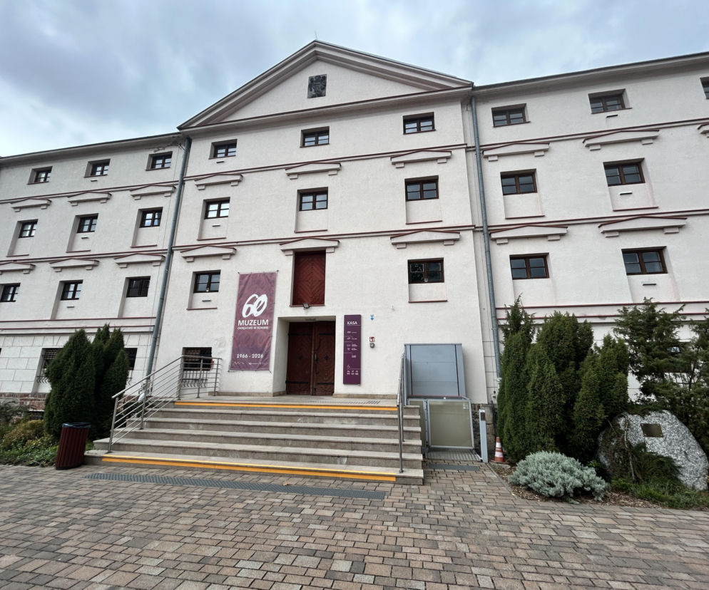 Budynek Muzeum Okręgowego w Koninie z banerem na 60-lecie placówki. O jubileuszu instytucji przeczytasz w Eska2.